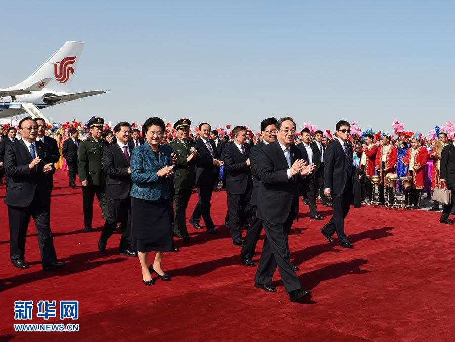9月25日，以中共中央政治局常委、全國政協(xié)主席俞正聲為團(tuán)長的中央代表團(tuán)飛抵烏魯木齊，出席新疆維吾爾自治區(qū)成立60周年慶?；顒?dòng)。新華社記者 高潔 攝