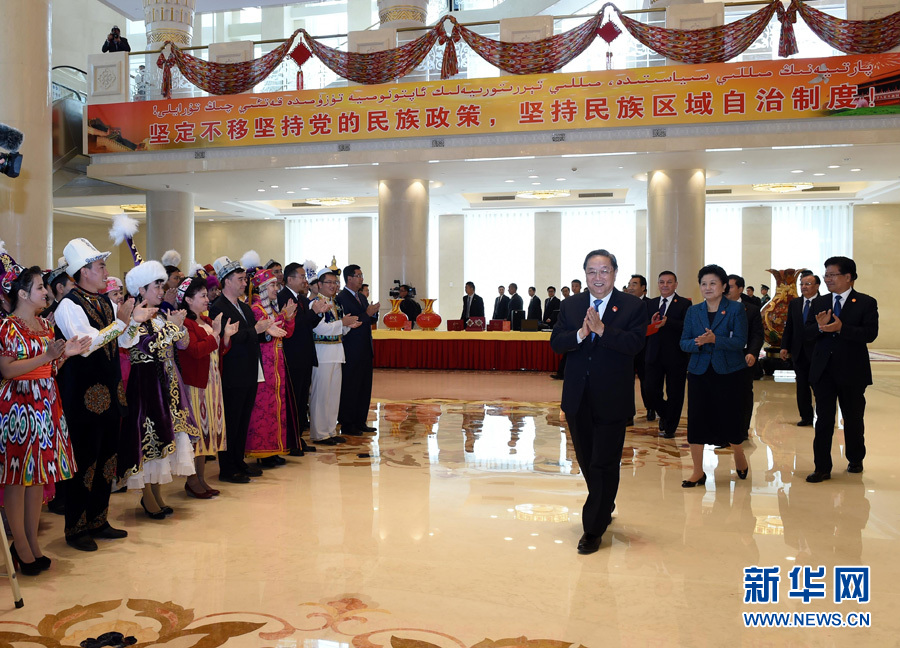 9月25日，中共中央政治局常委、全國政協(xié)主席、中央代表團團長俞正聲率中央代表團出席向新疆維吾爾自治區(qū)贈送紀念品儀式。 新華社記者饒愛民 攝 