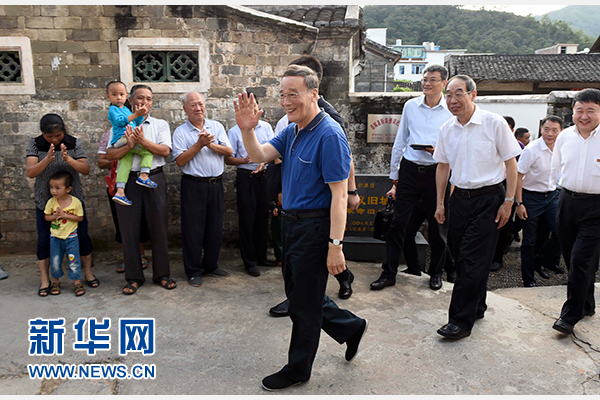 9月24日至26日，中共中央政治局常委、中央紀委書記王岐山在福建調(diào)研。這是9月24日，王岐山在連城縣紅四軍革命舊址參觀時，向附近的村民揮手致意。新華社記者張鐸攝