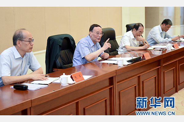 9月24日至26日，中共中央政治局常委、中央紀委書記王岐山在福建調(diào)研。這是9月25日，王岐山在上杭縣古田鎮(zhèn)主持召開座談會，聽取黨員和群眾代表對修訂廉政準則和黨紀處分條例的意見建議。新華社記者張鐸攝