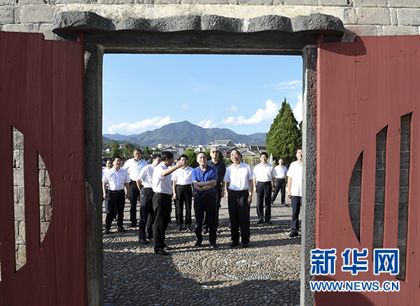 9月24日至26日，中共中央政治局常委、中央紀委書記王岐山在福建調(diào)研。這是9月24日，王岐山在上杭縣古田鎮(zhèn)參觀古田會議會址。新華社記者張鐸攝