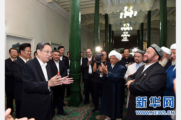 9月26日，中共中央政治局常委、全國政協(xié)主席、中央代表團團長俞正聲率中央代表團部分成員赴喀什看望各族干部群眾。這是俞正聲等來到喀什市艾提尕爾清真寺，與喀什地區(qū)宗教人士代表交流。新華社記者 饒愛民 攝  
