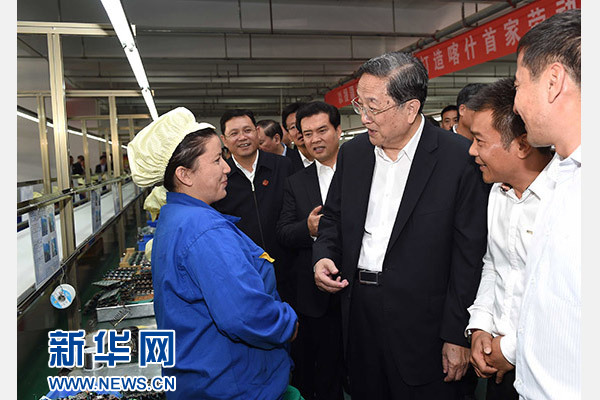 這是俞正聲等在喀什經濟開發(fā)區(qū)深圳產業(yè)園視察電子產品生產線，并與現(xiàn)場工人親切交流。新華社記者 饒愛民 攝