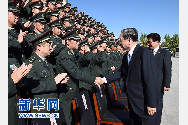 這是俞正聲等赴南疆軍區(qū)慰問，會見官兵代表。新華社記者 饒愛民 攝