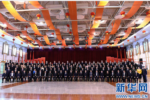 這是俞正聲同喀什地區(qū)有關負責同志、各界人士代表、援疆干部代表合影留念。新華社記者 饒愛民 攝