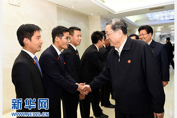 這是俞正聲會見在喀什地區(qū)鄉(xiāng)鎮(zhèn)工作的內地高校畢業(yè)生代表。新華社記者 饒愛民 攝