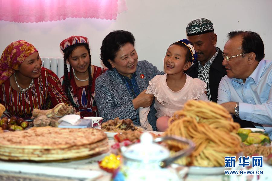 9月26日，中共中央政治局委員、國務(wù)院副總理、中央代表團(tuán)副團(tuán)長劉延?xùn)|率中央代表團(tuán)分團(tuán)到和田地區(qū)看望慰問各族干部群眾。這是劉延?xùn)|在和田市團(tuán)結(jié)新村與維吾爾族群眾在一起。新華社記者張領(lǐng)攝