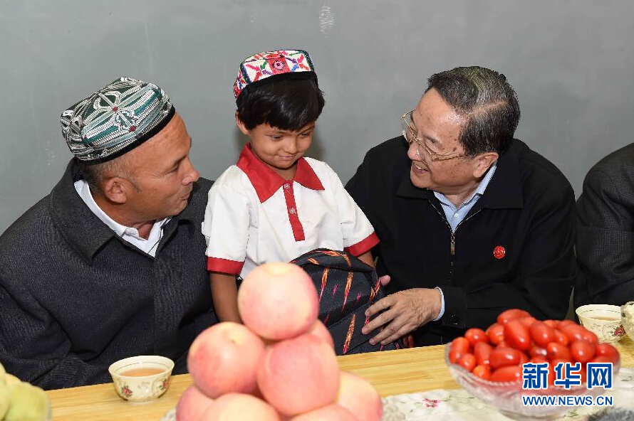 9月27日，中共中央政治局常委、全國政協(xié)主席、中央代表團團長俞正聲率中央代表團部分成員赴喀什地區(qū)莎車縣看望各族干部群眾。這是俞正聲到新疆生產(chǎn)建設兵團第三師莎車農(nóng)場維吾爾族團場職工家中看望，并向小朋友贈送學習用品。新華社記者 饒愛民 攝