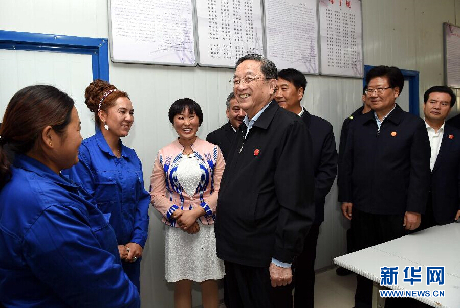9月27日，中共中央政治局常委、全國政協(xié)主席、中央代表團團長俞正聲率中央代表團部分成員來到新疆英吉沙縣喀什中興手套有限公司考察。新華社記者 饒愛民 攝 