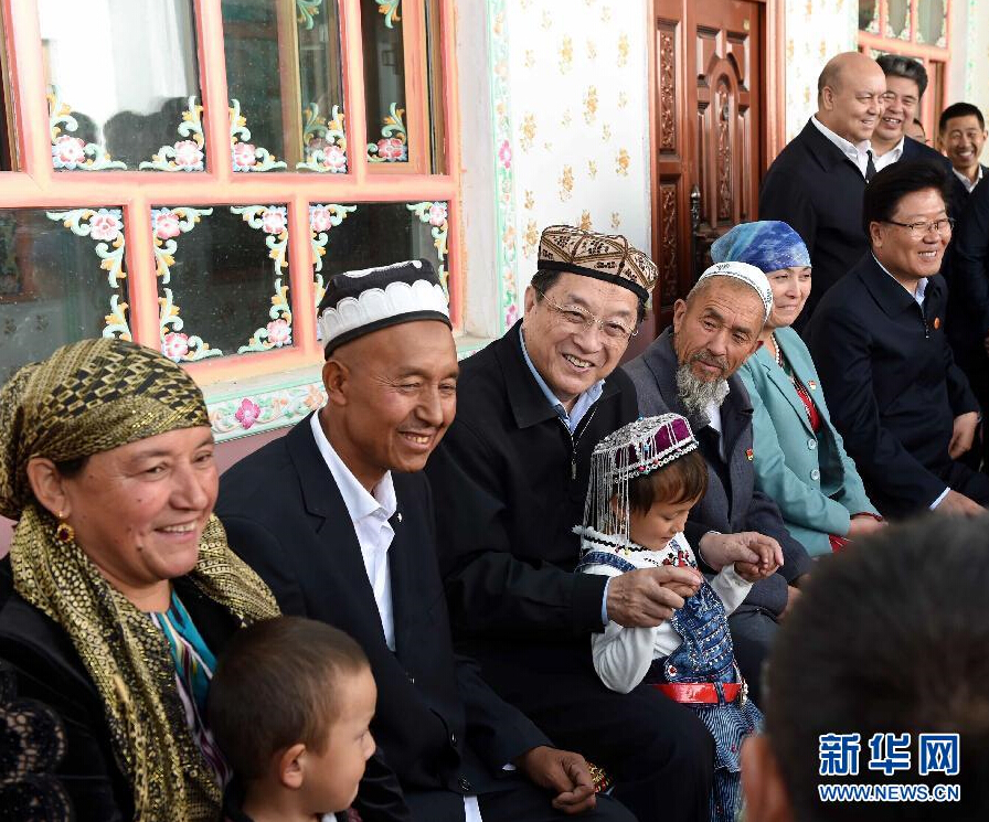 9月27日，中共中央政治局常委、全國政協(xié)主席、中央代表團團長俞正聲率中央代表團部分成員赴喀什地區(qū)莎車縣看望各族干部群眾。這是俞正聲在莎車縣艾力西湖鎮(zhèn)21村看望維吾爾族村民阿布來提·阿不力孜一家。新華社記者 饒愛民 攝