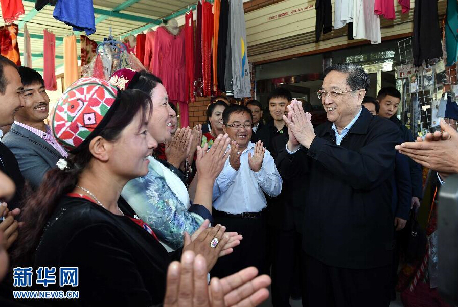 9月27日，中共中央政治局常委、全國政協(xié)主席、中央代表團團長俞正聲率中央代表團部分成員赴喀什地區(qū)莎車縣看望各族干部群眾。這是俞正聲在莎車縣艾力西湖鎮(zhèn)21村看望慰問維吾爾族群眾。新華社記者 饒愛民 攝