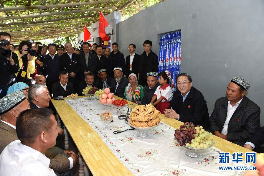 9月27日，中共中央政治局常委、全國政協(xié)主席、中央代表團團長俞正聲率中央代表團部分成員赴喀什地區(qū)莎車縣看望各族干部群眾。這是俞正聲到新疆生產(chǎn)建設兵團第三師莎車農(nóng)場維吾爾族團場職工家中看望。新華社記者 饒愛民 攝