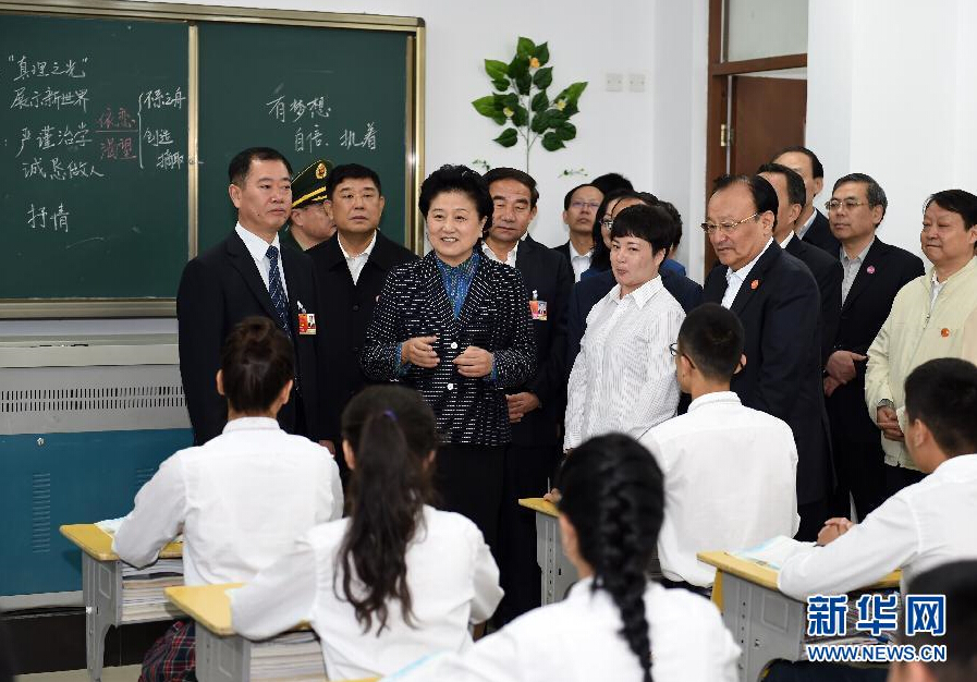 9月27日，中共中央政治局委員、國(guó)務(wù)院副總理、中央代表團(tuán)副團(tuán)長(zhǎng)劉延?xùn)|率中央代表團(tuán)分團(tuán)，帶著黨中央、國(guó)務(wù)院的親切關(guān)懷和全國(guó)各族人民的深切情誼，來到和田地區(qū)、阿克蘇地區(qū)慰問各族干部群眾，并祝賀大家中秋節(jié)快樂。這是劉延?xùn)|視察對(duì)口援建的和田天津中學(xué)。新華社記者 張領(lǐng) 攝