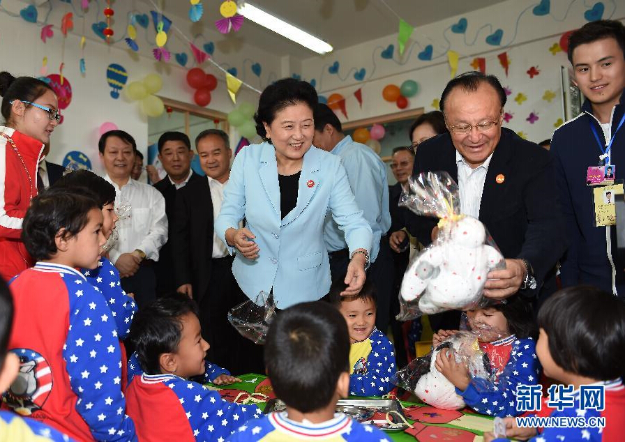 9月27日，中共中央政治局委員、國(guó)務(wù)院副總理、中央代表團(tuán)副團(tuán)長(zhǎng)劉延?xùn)|率中央代表團(tuán)分團(tuán)，帶著黨中央、國(guó)務(wù)院的親切關(guān)懷和全國(guó)各族人民的深切情誼，來到和田地區(qū)、阿克蘇地區(qū)慰問各族干部群眾，并祝賀大家中秋節(jié)快樂。這是劉延?xùn)|在阿克蘇市“雙語”幼兒園與孩子們?cè)谝黄?。新華社記者 張領(lǐng) 攝