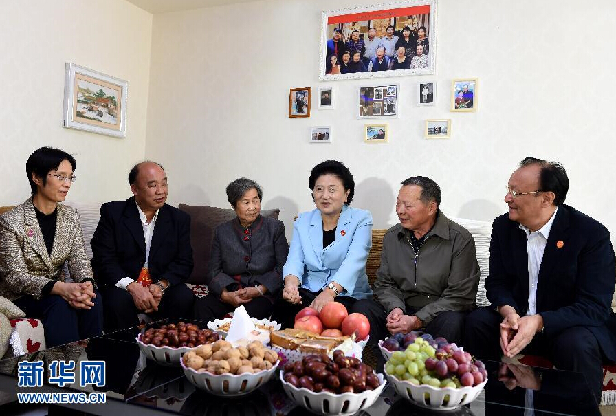 9月27日，中共中央政治局委員、國(guó)務(wù)院副總理、中央代表團(tuán)副團(tuán)長(zhǎng)劉延?xùn)|率中央代表團(tuán)分團(tuán)，帶著黨中央、國(guó)務(wù)院的親切關(guān)懷和全國(guó)各族人民的深切情誼，來到和田地區(qū)、阿克蘇地區(qū)慰問各族干部群眾，并祝賀大家中秋節(jié)快樂。這是劉延?xùn)|來到新疆生產(chǎn)建設(shè)兵團(tuán)第一師五團(tuán)團(tuán)場(chǎng)退休職工包春祥家中慰問。新華社記者 張領(lǐng) 攝