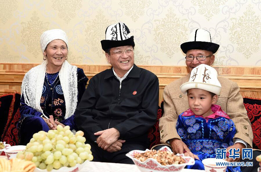 9月28日，中共中央政治局常委、全國政協(xié)主席、中央代表團團長俞正聲率中央代表團部分成員赴祖國最西端的新疆克孜勒蘇柯爾克孜自治州看望慰問各族干部群眾。這是俞正聲來到阿圖什市光明街道辦事處團結(jié)路社區(qū)看望柯爾克孜族居民。新華社記者 饒愛民 攝