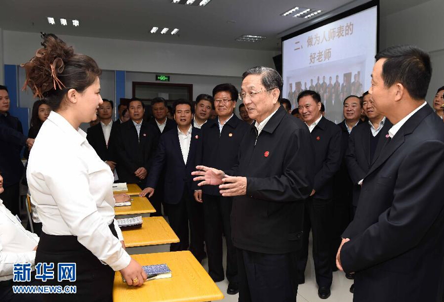 9月28日，中共中央政治局常委、全國政協(xié)主席、中央代表團團長俞正聲率中央代表團部分成員赴祖國最西端的新疆克孜勒蘇柯爾克孜自治州看望慰問各族干部群眾。這是俞正聲來到克州雙語師資培訓學校，與老師、學員交流談心。新華社記者 饒愛民 攝