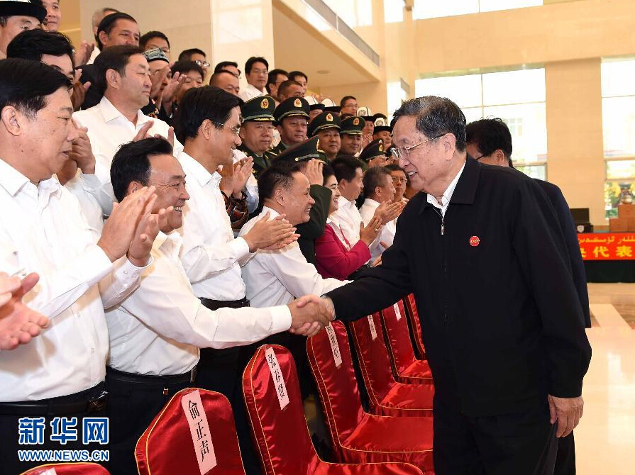 9月28日，中共中央政治局常委、全國政協(xié)主席、中央代表團團長俞正聲率中央代表團部分成員赴祖國最西端的新疆克孜勒蘇柯爾克孜自治州看望慰問各族干部群眾。這是俞正聲接見克州有關(guān)負責同志、各界人士代表和援疆干部代表。新華社記者 饒愛民 攝