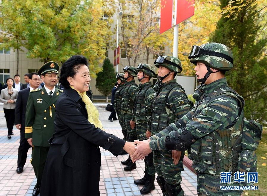 9月28日，中共中央政治局委員、國(guó)務(wù)院副總理、中央代表團(tuán)副團(tuán)長(zhǎng)劉延?xùn)|率中央代表團(tuán)分團(tuán)赴阿克蘇地區(qū)、伊犁哈薩克自治州慰問，與各族干部群眾共度節(jié)日、共享歡樂。這是劉延?xùn)|在伊犁武警8660部隊(duì)駐地慰問官兵。新華社記者張領(lǐng)攝