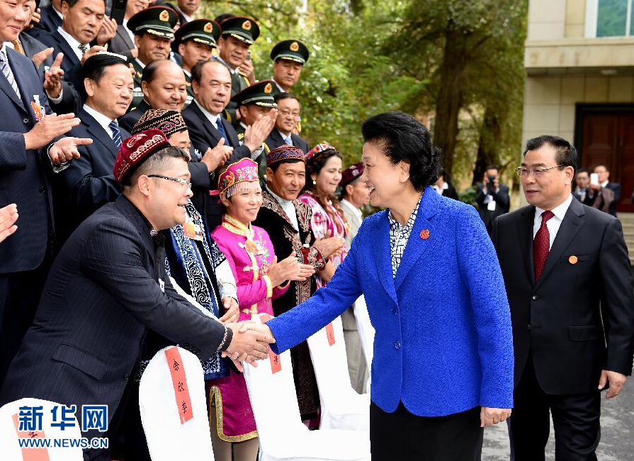 9月28日，中共中央政治局委員、國(guó)務(wù)院副總理、中央代表團(tuán)副團(tuán)長(zhǎng)劉延?xùn)|率中央代表團(tuán)分團(tuán)赴阿克蘇地區(qū)、伊犁哈薩克自治州慰問，與各族干部群眾共度節(jié)日、共享歡樂。這是劉延?xùn)|接見伊犁黨政軍負(fù)責(zé)同志和各族各界人士、先進(jìn)模范、援疆干部代表等。新華社記者張領(lǐng)攝