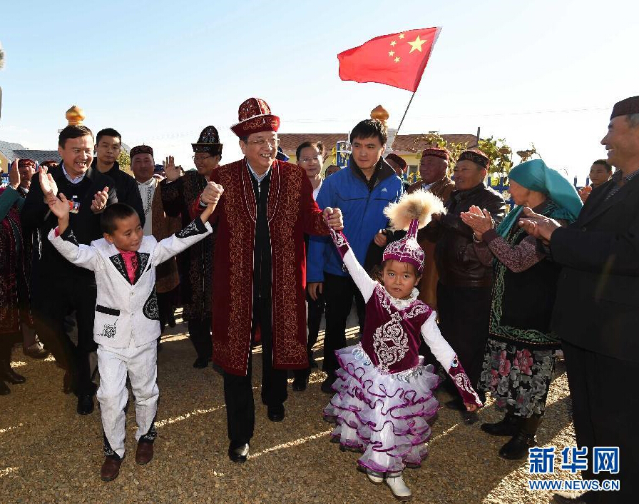 9月29日，中共中央政治局常委、全國政協(xié)主席、中央代表團(tuán)團(tuán)長俞正聲率中央代表團(tuán)部分成員赴阿勒泰地區(qū)看望各族干部群眾。這是俞正聲來到布爾津縣也拉曼牧民定居新村看望哈薩克族牧民。新華社記者 高潔 攝