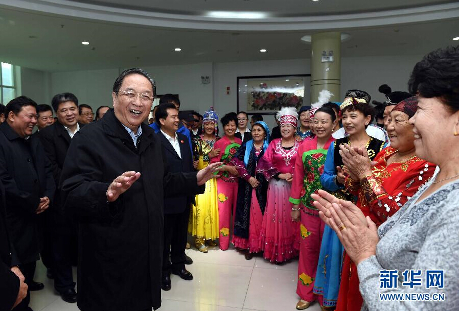 9月29日，中共中央政治局常委、全國政協(xié)主席、中央代表團(tuán)團(tuán)長俞正聲率中央代表團(tuán)部分成員赴阿勒泰地區(qū)看望各族干部群眾。這是俞正聲來到阿勒泰地區(qū)老年人活動中心慰問群眾。新華社記者 饒愛民 攝