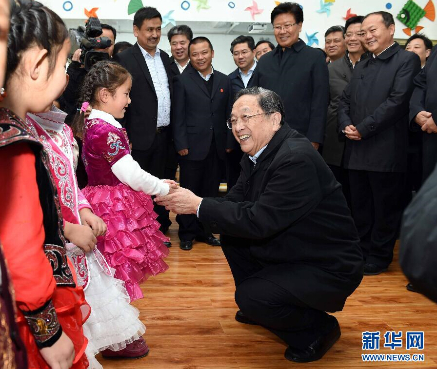 9月29日，中共中央政治局常委、全國政協(xié)主席、中央代表團(tuán)團(tuán)長俞正聲率中央代表團(tuán)部分成員赴阿勒泰地區(qū)看望各族干部群眾。這是俞正聲來到布爾津縣也拉曼牧民定居新村幼兒園，同小朋友交流。新華社記者 饒愛民 攝