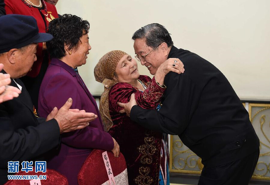 9月29日，中共中央政治局常委、全國政協(xié)主席、中央代表團(tuán)團(tuán)長俞正聲率中央代表團(tuán)部分成員赴阿勒泰地區(qū)看望各族干部群眾。這是俞正聲接見阿勒泰地區(qū)有關(guān)負(fù)責(zé)同志、各界人士代表和援疆干部代表時與維吾爾族老人阿尼帕·阿力馬洪親切擁抱。阿尼帕·阿力馬洪先后收養(yǎng)漢、回、維吾爾、哈薩克4個民族的10個孤兒。新華社記者 饒愛民 攝 