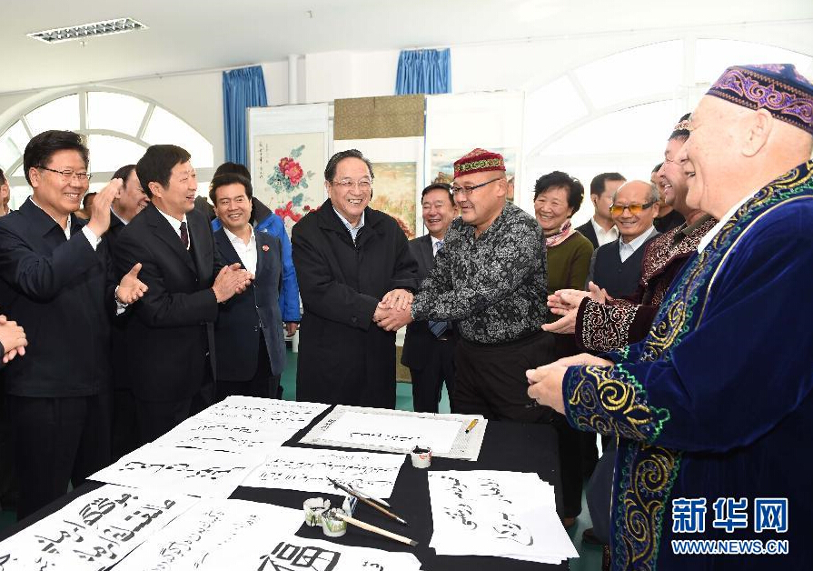 9月29日，中共中央政治局常委、全國政協(xié)主席、中央代表團(tuán)團(tuán)長俞正聲率中央代表團(tuán)部分成員赴阿勒泰地區(qū)看望各族干部群眾。這是俞正聲來到阿勒泰地區(qū)老年人活動中心，觀看老同志書畫展，同老同志親切交談。新華社記者 高潔 攝