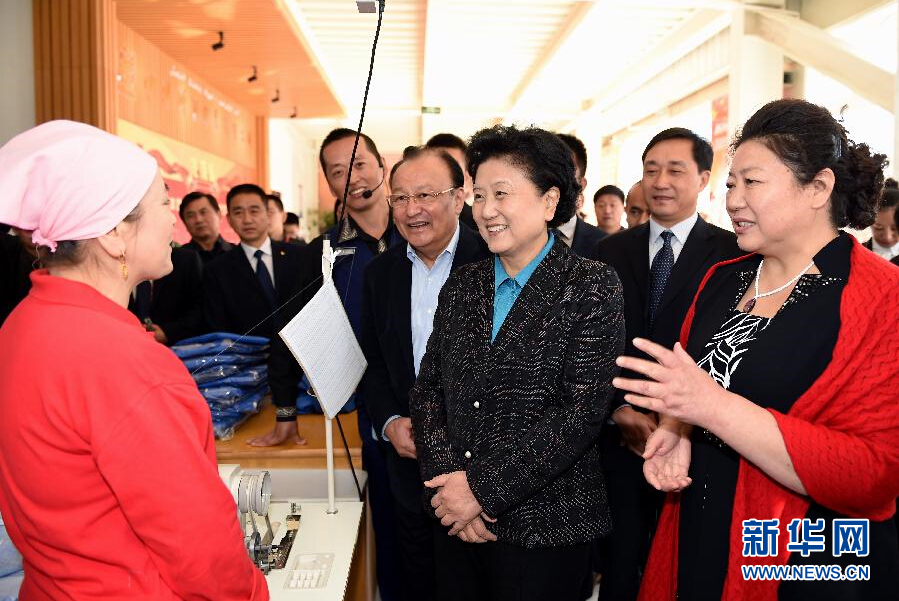 9月29日，中共中央政治局委員、國務(wù)院副總理、中央代表團(tuán)副團(tuán)長劉延?xùn)|率中央代表團(tuán)分團(tuán)在伊犁哈薩克自治州看望慰問各族干部群眾。這是劉延?xùn)|來到伊寧市坤漠服裝有限公司考察慰問，與維吾爾族女工阿里雅·克里木親切交談。新華社記者張領(lǐng)攝