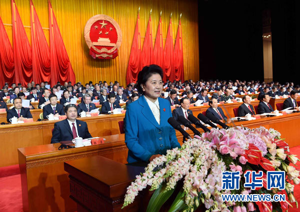 10月1日，慶祝中華人民共和國(guó)成立66周年暨新疆維吾爾自治區(qū)成立60周年大會(huì)在新疆人民會(huì)堂隆重舉行。這是中共中央政治局委員、國(guó)務(wù)院副總理、中央代表團(tuán)副團(tuán)長(zhǎng)劉延?xùn)|宣讀中共中央、全國(guó)人大常委會(huì)、國(guó)務(wù)院、全國(guó)政協(xié)、中央軍委關(guān)于慶祝新疆維吾爾自治區(qū)成立60周年的賀電。新華社記者 饒愛民 攝 