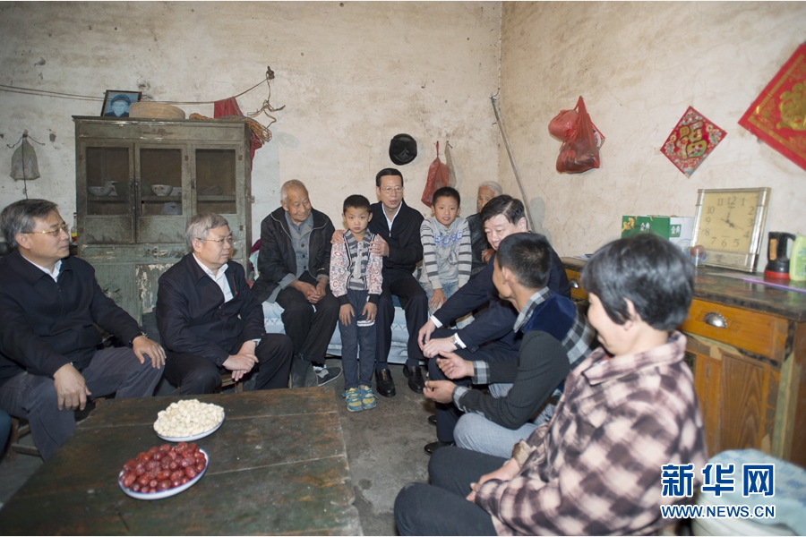 10月22日至23日，中共中央政治局常委、國務(wù)院副總理張高麗在山東調(diào)研扶貧工作情況。這是10月22日，張高麗在菏澤市巨野縣田莊鎮(zhèn)后屯村入戶看望生活困難村民。 新華社記者 王曄 攝