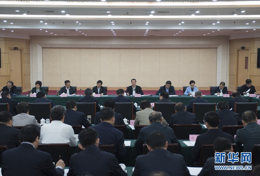 10月22日至23日，中共中央政治局常委、國務(wù)院副總理張高麗在山東調(diào)研扶貧工作情況。這是10月23日，張高麗在菏澤市主持召開扶貧工作座談會。 新華社記者 王曄 攝