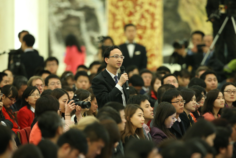 3月15日，國務(wù)院總理李克強(qiáng)在北京人民大會(huì)堂與中外記者見面，并回答記者提問。這是一位記者在提問。 新華社記者 龐興雷 攝