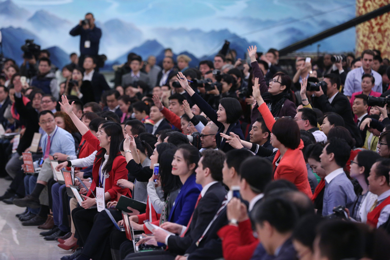 3月15日，國務(wù)院總理李克強(qiáng)在北京人民大會(huì)堂與中外記者見面，并回答記者提問。這是記者舉手爭取提問機(jī)會(huì)。 新華社記者 才揚(yáng) 攝