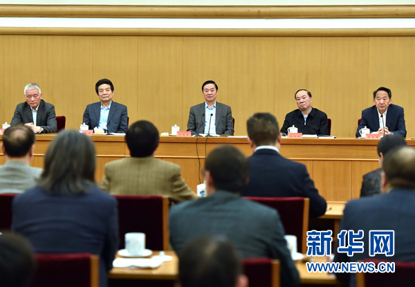 4月8日，中共中央政治局委員、中央書記處書記、中宣部部長劉奇葆在北京同講好中國故事專家學(xué)者、文化交流使者研討班學(xué)員座談。 新華社記者李濤 攝