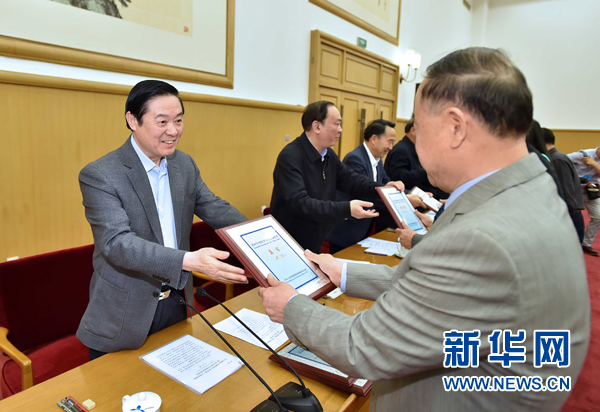 4月8日，中共中央政治局委員、中央書記處書記、中宣部部長劉奇葆在北京同講好中國故事專家學(xué)者、文化交流使者研討班學(xué)員座談。這是劉奇葆在座談會上向獲得講好中國故事文化交流使者稱號的代表頒發(fā)證書。新華社記者 李濤 攝