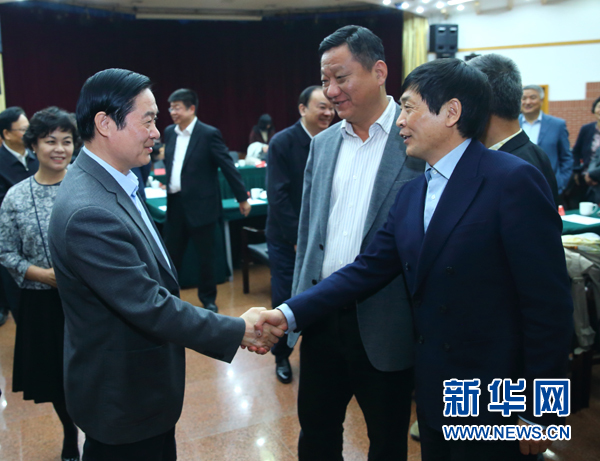 4月12日，中共中央政治局委員、中央書記處書記、中宣部部長劉奇葆在北京出席“走向世界的中國兒童文學(xué)”座談會并講話。這是座談會后，劉奇葆與國際安徒生獎獲得者、兒童文學(xué)作家曹文軒握手。新華社記者丁海濤攝