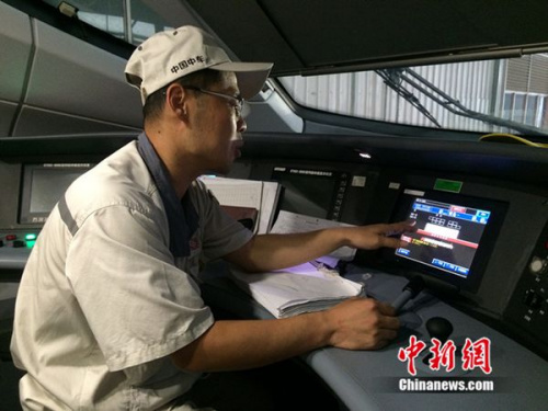 中車青島四方機(jī)車車輛股份有限公司高鐵調(diào)試高級技師周勇在演示調(diào)試過程。中新網(wǎng) 邱宇 攝