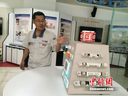 周勇在工作室介紹他制作的模型。中新網(wǎng) 邱宇 攝