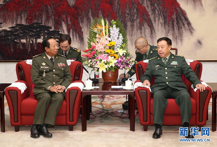 10月13日，中央軍委副主席范長龍在北京會見柬埔寨王國副首相兼國防大臣迪班。 新華社記者 馬占成 攝 