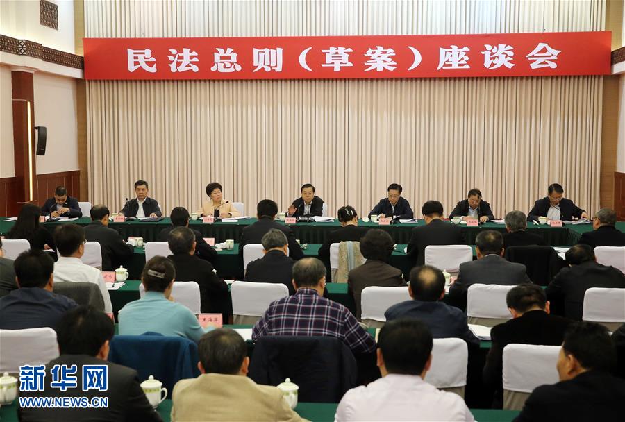 這是11月23日，張德江在成都主持召開(kāi)座談會(huì)，11個(gè)?。▍^(qū)、市）人大常委會(huì)負(fù)責(zé)同志、部分全國(guó)人大代表、法律工作者及專家學(xué)者參加會(huì)議。新華社記者 劉衛(wèi)兵 攝 