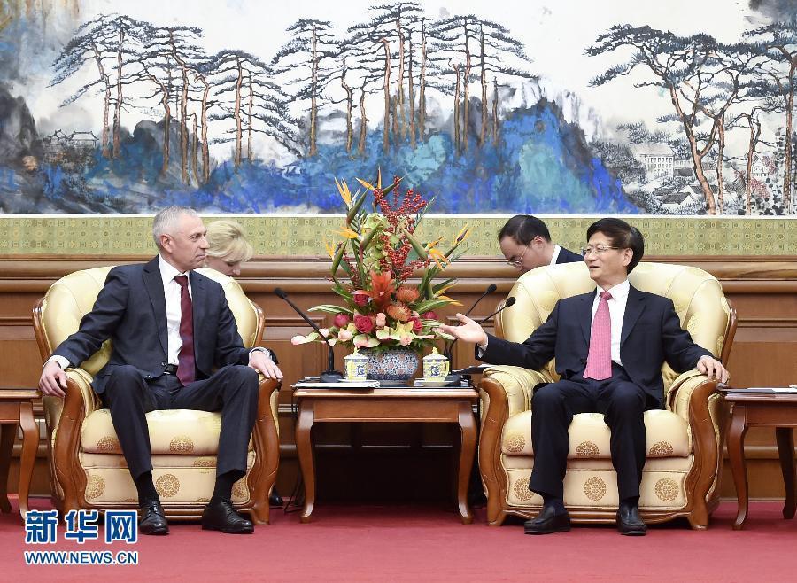 11月25日，中共中央政治局委員、中央政法委書記孟建柱在北京會(huì)見白俄羅斯總統(tǒng)辦公廳副主任米茨克維奇。 新華社記者燕雁攝 
