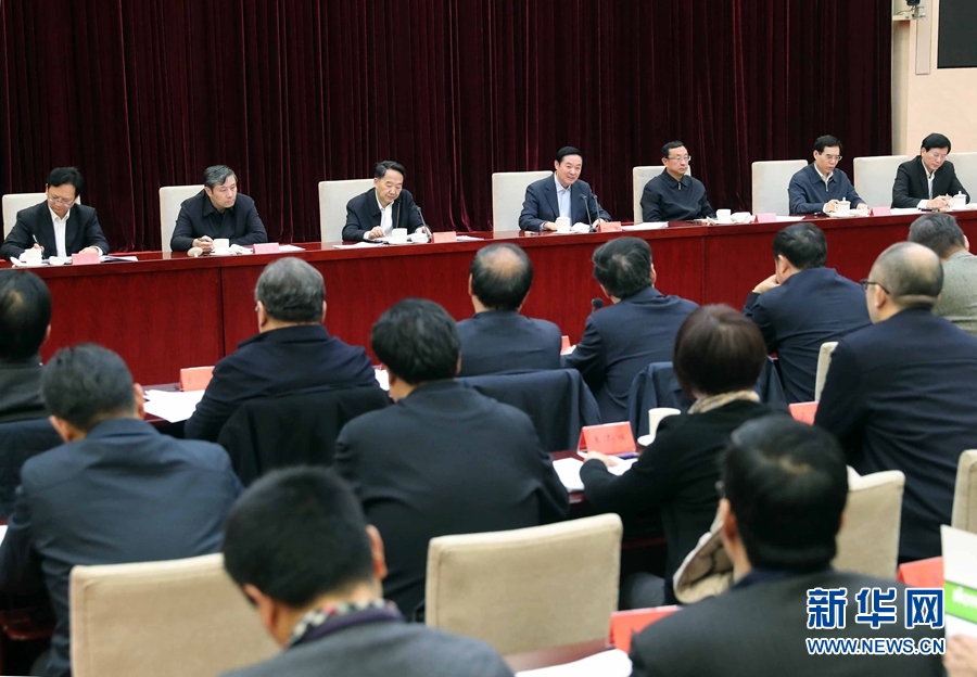 12月10日，中宣部在北京召開學(xué)習(xí)貫徹習(xí)近平總書記在中國(guó)文聯(lián)十大、中國(guó)作協(xié)九大開幕式上和會(huì)見中國(guó)記協(xié)第九屆理事會(huì)代表時(shí)重要講話精神座談會(huì)。中共中央政治局委員、中央書記處書記、中宣部部長(zhǎng)劉奇葆出席會(huì)議并講話。新華社記者 劉衛(wèi)兵 攝 