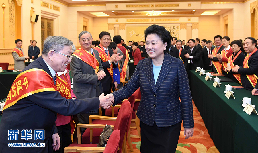 12月29日，中共中央政治局委員、國務(wù)院副總理劉延?xùn)|在北京與中醫(yī)藥高等學(xué)校教學(xué)名師座談。這是座談會前，劉延?xùn)|與獲得表彰的教師握手。新華社記者 張鐸 攝