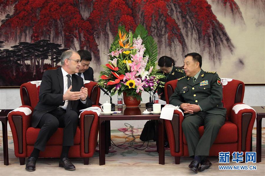 3月31日，中央軍委副主席范長(zhǎng)龍?jiān)诒本?huì)見(jiàn)來(lái)訪的瑞士國(guó)防、民防和體育部長(zhǎng)帕莫蘭。 新華社記者 劉芳 攝