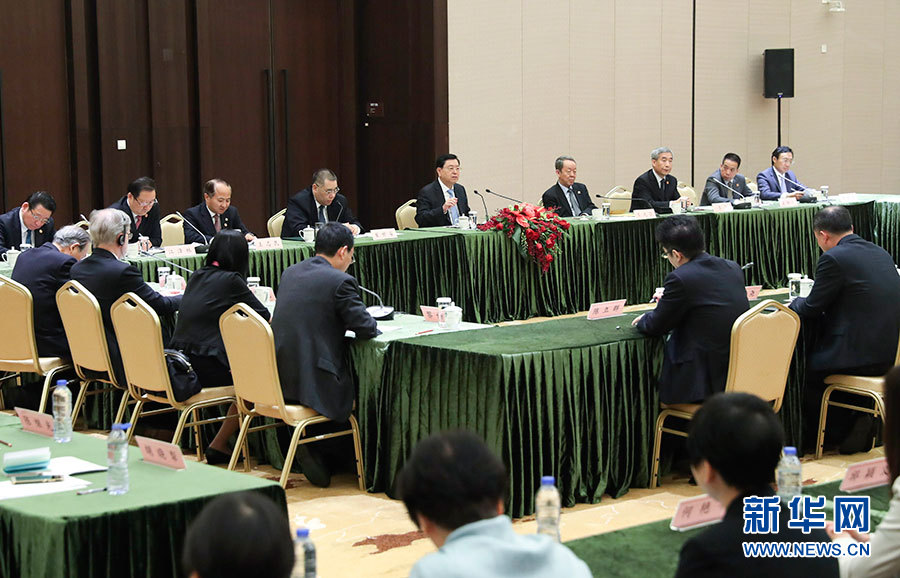 5月8日至10日，中共中央政治局常委、全國人大常委會委員長張德江視察澳門特別行政區(qū)。這是5月10日，張德江與教育工作者和學生代表座談。新華社記者 龐興雷 攝