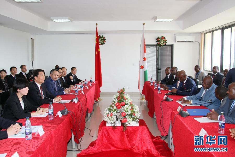 5月11日，中國國家副主席李源潮在布瓊布拉與布隆迪第一副總統(tǒng)辛迪姆沃和第二副總統(tǒng)布托雷舉行會談。 新華社記者呂天然攝 