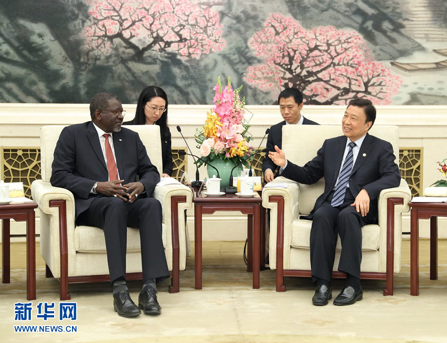 5月15日，國家副主席、中國紅十字會名譽會長李源潮在北京會見來華出席“一帶一路”國際合作高峰論壇的紅十字會與紅新月會國際聯(lián)合會秘書長阿西。新華社記者 王曄 攝