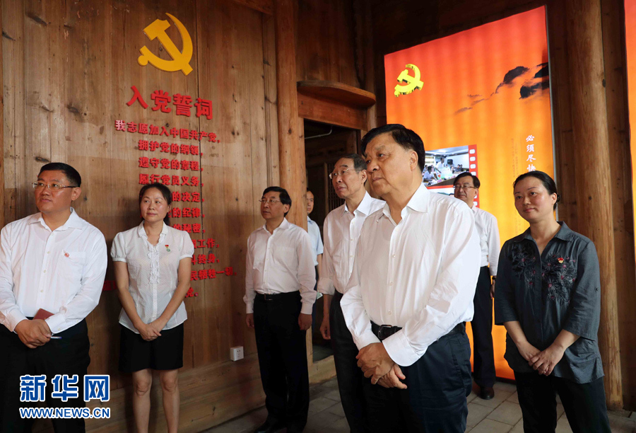 6月8日至10日，中共中央政治局常委、中央書記處書記劉云山在福建調(diào)研。這是6月9日，劉云山專程來到政和縣石圳村，深入了解廖俊波的事跡。新華社記者 劉衛(wèi)兵 攝
